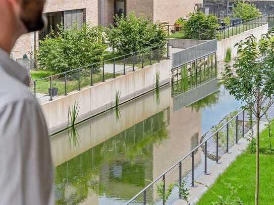 Bestlage an der Gracht: Barrierefreie 3 Zimmer am Wasser mit zwei Terrassen und Garten