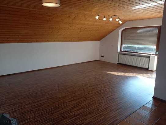 Schöne 2,5-Zimmer Dachgeschoss-Wohnung mit Einbauküche in Reute - Bad Waldsee