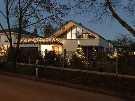 Zu haben ist das moderne Architektenhaus mit 5 Zimmern und viel Rückzugsfläche per sofort