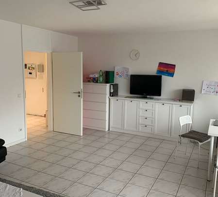 Geschmackvolle, modernisierte 3-Zimmer-Wohnung ( WG Geeignet ) mit Balkon und EBK in Mainz