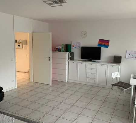 Geschmackvolle, modernisierte 3-Zimmer-Wohnung mit geh. Innenausstattung mit Balkon und EBK in Mainz