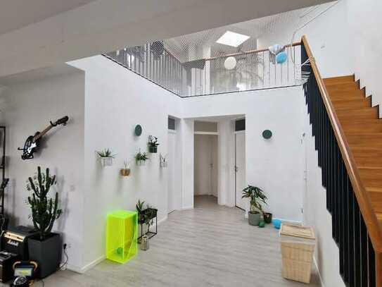 Geschmackvolle 5-Raum-Maisonette-Wohnung mit Balkon und EBK in Pempelfort