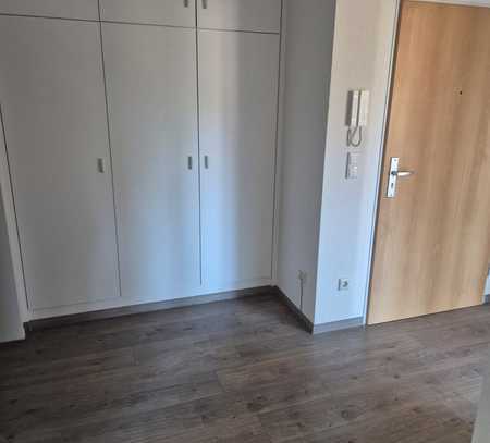 Freundliche und modernisierte 2-Raum-Wohnung mit geh. Innenausstattung mit Balkon und EBK