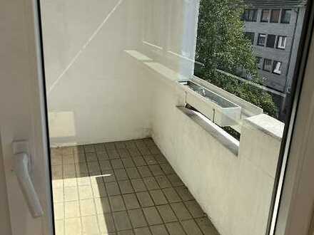 3 Zimmer Wohnung mit Balkon und Renovierungszuschuss Ihr Besichtigungstermin unter 0471-9473030