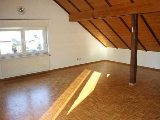 Attraktive und vollständig renovierte 2-Zimmer-Dachgeschosswohnung mit Balkon und EBK in Gütersloh