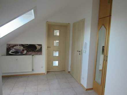 Gepflegte 2,5-Raum-DG-Wohnung mit Balkon und Einbauküche in Amberg