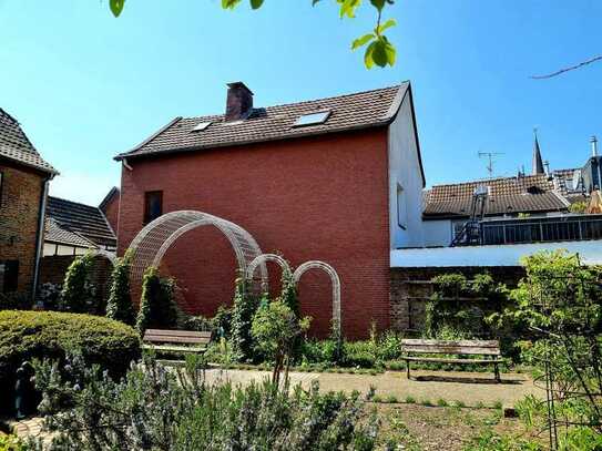 Charmantes Sanierungsobjekt im historischen Stadtkern: Altes Haus in Zons sucht neuen Besitzer