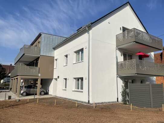 neuwertige 3,5 Zimmer- Wohnung mit großem Balkon in zentraler Lage