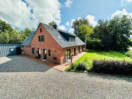 Helle 3,5-Zimmer-Dachgeschosswohnung mit Loggia und Garten in Tating