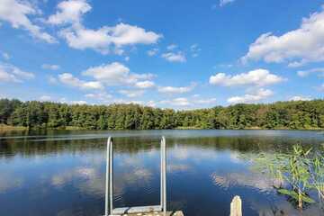 Idyllische Lage am See: Sanierungsbedürftige Doppelhaushälfte mit großem Grundstück