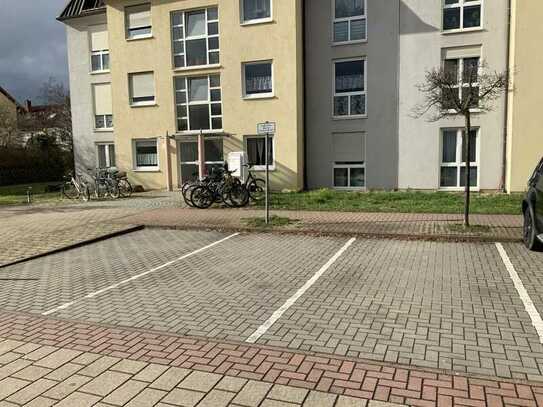 Sie haben immer noch keinen Parkplatz gefunden? Stellplatz in der Otto-Dill-Str. in Neustadt frei!