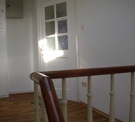 Sanierte großzügige 2-Zimmer Dachgeschosswohnung in gepflegtem Altbau
