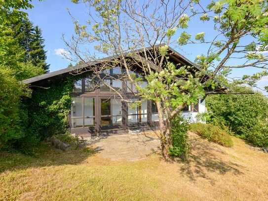 Charmantes freistehendes Einfamilien-Hanghaus 
mit bestem Blick über Felder und Wiesen
in Breitenb