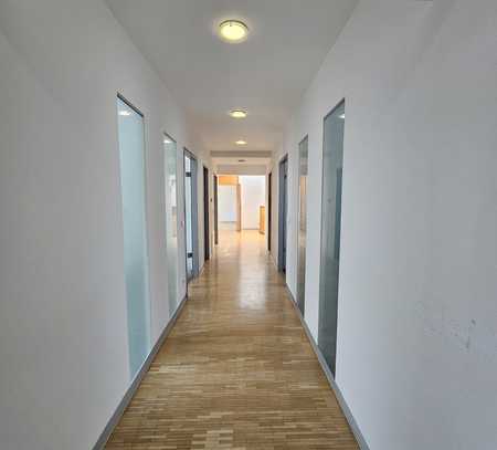 Moderne Büro-oder Praxisräume + Büro im *Penthouse Stil* mit Parkplätzen in Aalen zu vermieten