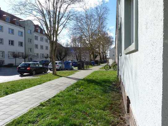 Großzügige 2 Zimmer im Altbau mit Balkon