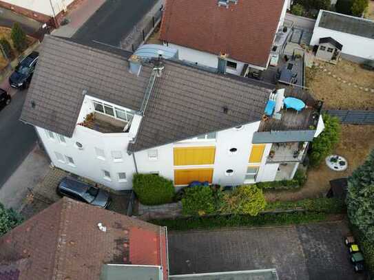 Geteilte 5 Zimmer Maisonette Wohnung mit Garten, in gepflegten 3 Familienhaus