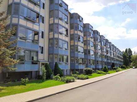 2-Raum-Wohnung mit verglastem Balkon und Ausblick