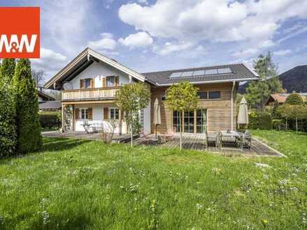 Leben und Arbeiten am Tegernsee: Charmantes Landhaus mit großzügigem Designer-Anbau in Rottach Egern