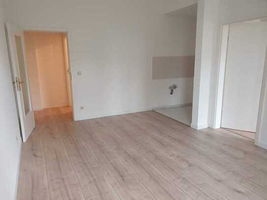 Gemütliche 2-Zimmer-Wohnung, offene Küche, Bad mit Dusche, Nähe Großer Garten