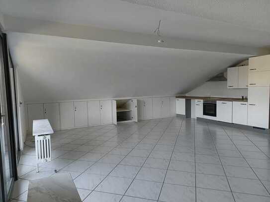 Attraktive und modernisierte 2,5-Raum-DG-Wohnung mit Balkon und EBK in Heppenheim (Bergstraße)