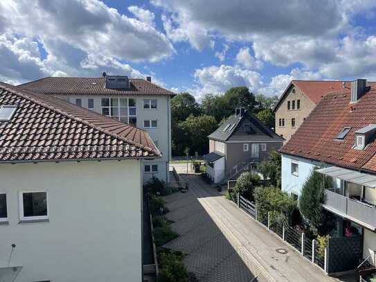 Gepflegte DG-Wohnung mit zwei Zimmern sowie Balkon und EBK in Ansbach