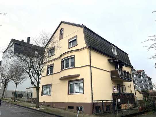 Ca. 97 m² große 4- Zimmer- Dachgeschosswohnung mit Tageslichtbad und Gartennutzung in Ge