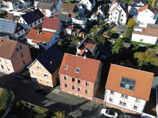 3-Familienhaus + Einfamilienhaus + 5 Garagen auf 615m² Grundstück in zentraler Lage