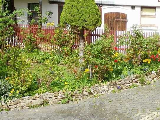 Einfamilienhaus mit Zufahrt, Garten und Nebengelass in ruhiger Lage von Etzleben