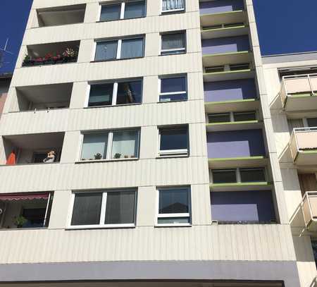 Geschmackvolle Erdgeschosswohnung mit einem Zimmer sowie Balkon und EBK in Frankfurt