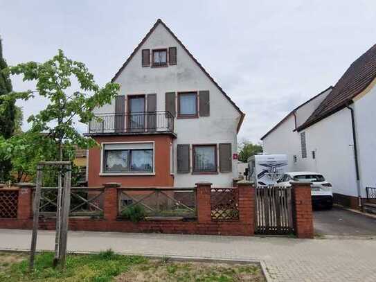 Modernisierungsbedürftiges Einfamilienhaus mit Hof, Garage und Dachterrasse