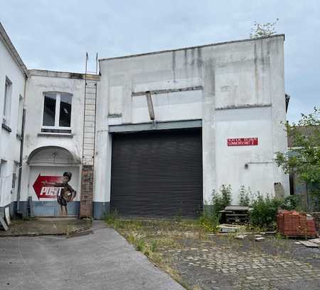 Halle mit großer Toreinfahrt