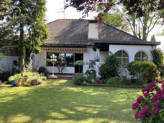 Sindorf, freistehender Walmdach-Bungalow mit großer Ausbaureserve, Traumgarten!