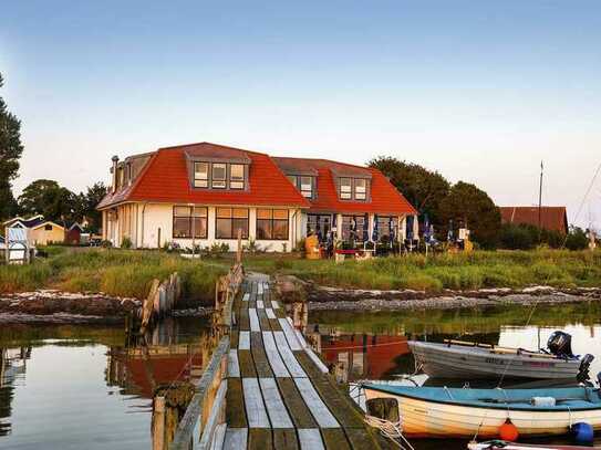 Restaurant mit 5 Ferienwohnungen direkt an der Geltinger Bucht