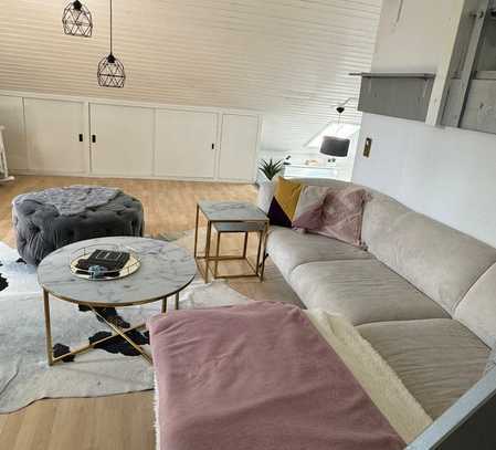 Exklusive, modernisierte 3-Zimmer-DG-Wohnung mit Balkon in Rüsselsheim am Main