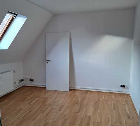Freundliche und vollständig renovierte 2-Raum-DG-Wohnung in Bokeloh