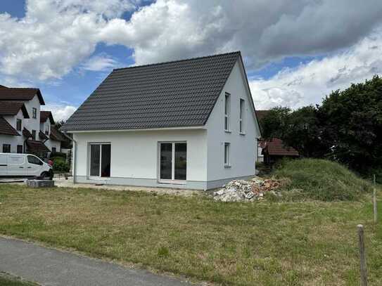 Angebotsverfahren: Moderne Eleganz: Neues Einfamilienhaus in begehrter Lage