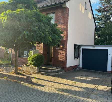 Schönes Einfamilinhaus mit großem Garten und Garage