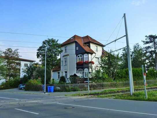 Schöne, 2018 renovierte Dachgeschoss-Maisonette-Wohnung mit PKW-Stellplatz