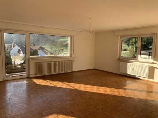 Helle 3,5 Zimmerwohnung mit Balkon und Blick ins Grüne