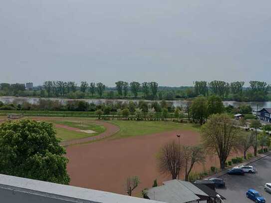 Attraktive, gut geschnittene 4-Zimmer-Wohnung mit Blick auf den Rhein, Biebesheim