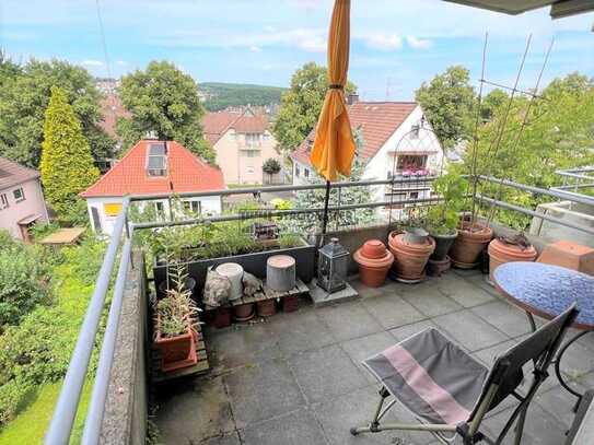 Helle und gut geschnittene 3 1/2 - Zimmer Eigentumswohnung mit schönem Balkon