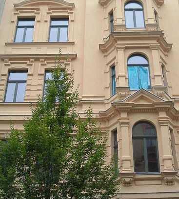 Lichtdurchflutete Dachgeschosswohnung im Gründerzeithaus mit Terrasse und Balkon