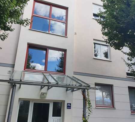 Geschmackvolle Wohnung mit zwei Zimmern sowie Balkon und Einbauküche in Augsburg