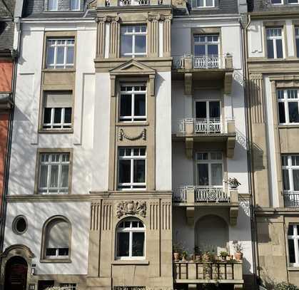 Holzhausenviertel! 3-Zimmer-Stilaltbauwohnung mit Balkon, Loggia, Kassettendecke und edlem Parkett