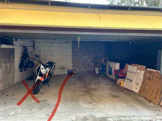 Kleiner Garagenstellplatz in einer Doppelgarage für Motorrad/Fahrräder oder kleines Auto
