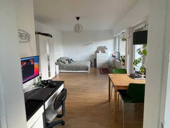 Stilvolle 1-Zimmer-Wohnung mit Balkon, Stellplatz und Keller