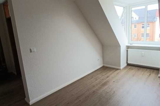 Nach Renovierung!! Schöne Dachgeschosswohnung mit Balkon zu vermieten