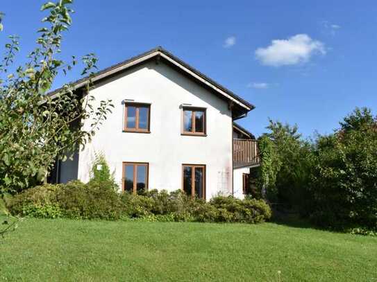 **Stilvolles Architektenhaus mit großem Grundstück, einzigartigem Weitblick, Carport und Garage**