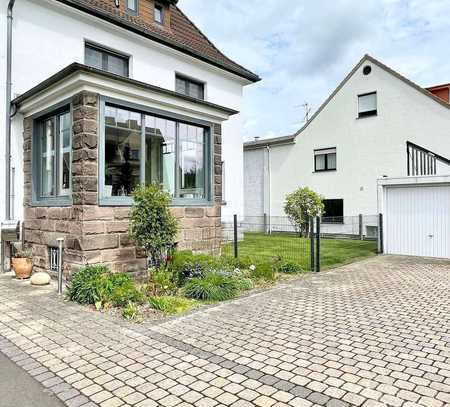 Große Villa Einfamilienhaus mit Nebengebäude und großem Garten