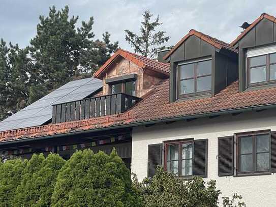 Schöne, lichtdurchflutete, zwei Zimmer Dachgeschoßwohnung